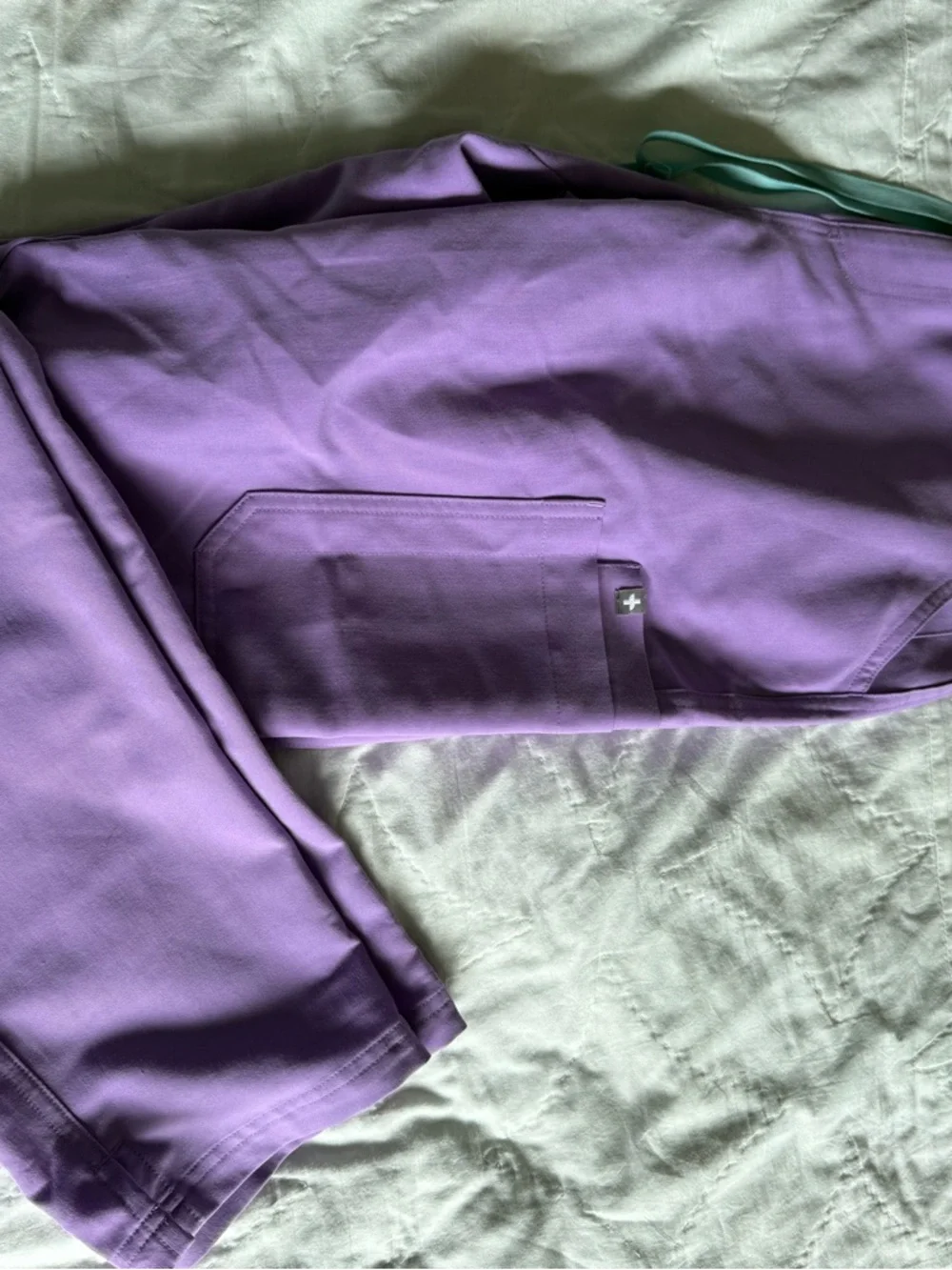 SET: Figs Lilac Dawn Catarina Scrub Top (S) & Kade Cargo Pant (M) - Picture 2 of 6